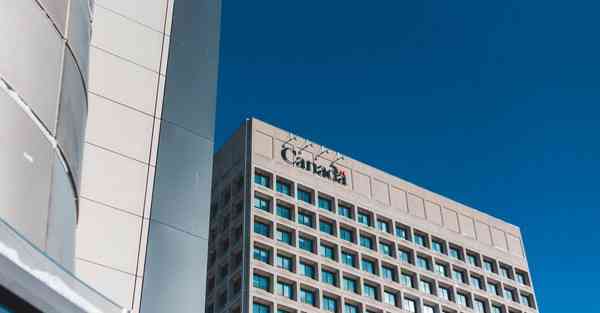 人工智能机器人和人谈恋爱